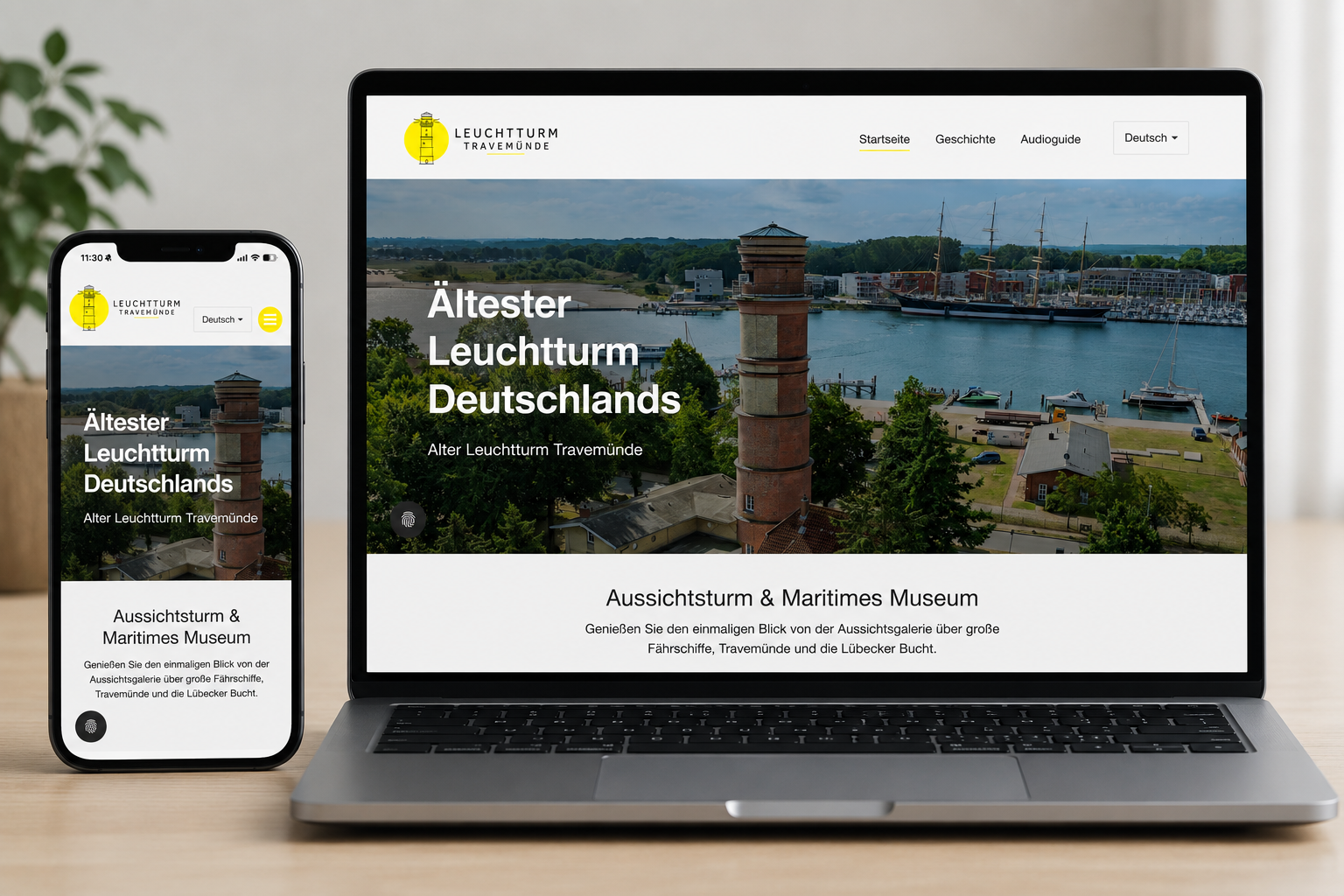 Mockup der responsiven Website des Alten Leuchtturms Travemünde auf Laptop und Smartphone. Moderne WordPress-Website für Deutschlands ältesten Leuchtturm mit optimierter Desktop- und Mobilansicht.