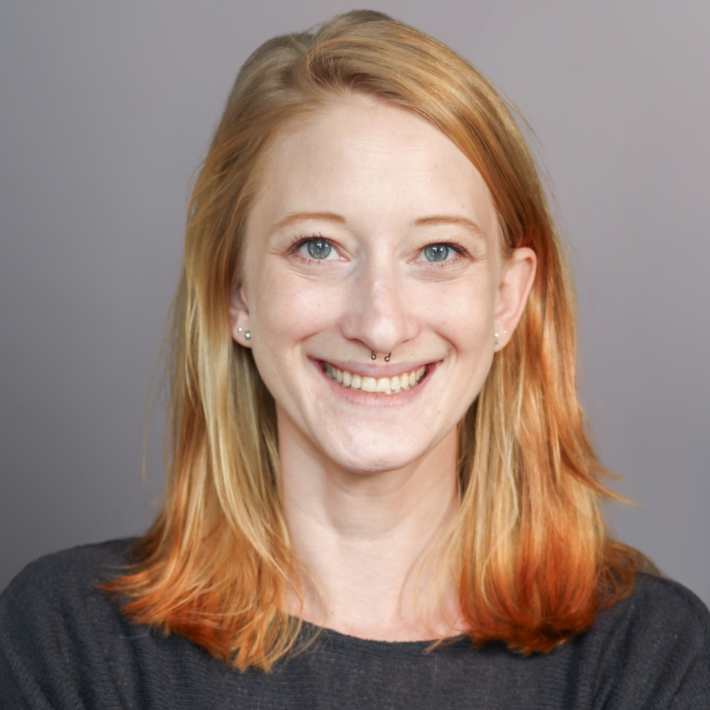 Nina, Online-Marketing-Managerin der TAMS Medienagentur in Lübeck, lächelt in die Kamera.